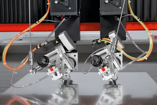 La table de découpe jet d'eau 2D/3D Bytronic ByJet Flex en vedette le 23 mars