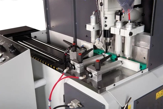 Tronçonnage et perçage de profilés aluminium sur une même machine MG Tronzadoras