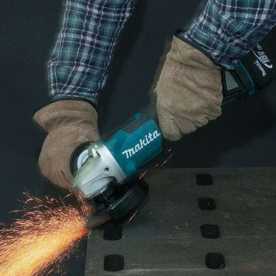 Une meuleuse sur batterie puissante chez MAKITA