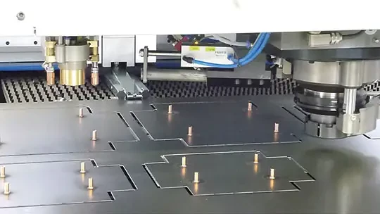 Une poinçonneuse avec une tête de soudage de goujons à alim automatique intégrée