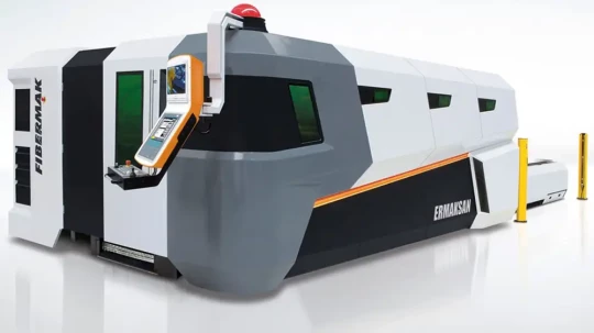 La machine de découpe Fibermak est équipée d'une source IPG de 4 kW