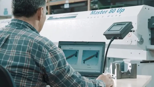 Un chargeur de barre pour charges lourdes rigide, automatique et performant