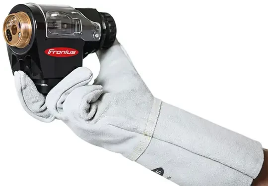 La torche de soudage robotisé la plus compacte de FRONIUS