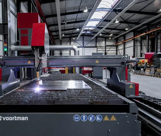 Découpe plasma haute définition avec table compacte - VOORTMAN