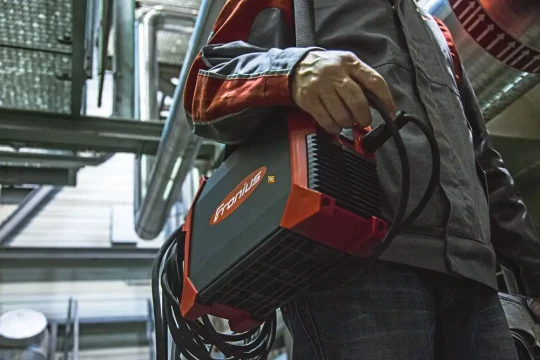 Source de soudage qui peut fonctionner avec différents types d’électrodes