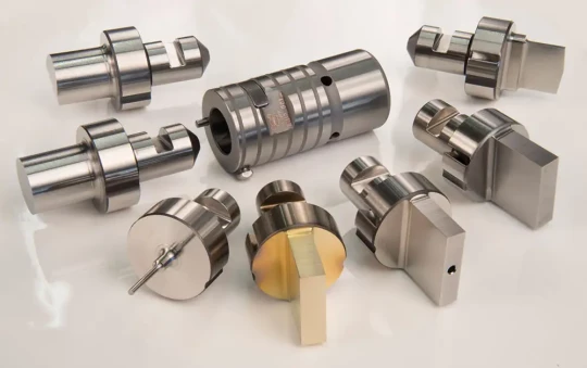 Système à inserts de poinçons pour machine à tourelle sur les postes A et B