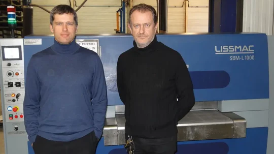 L'arrivée d'une ébavureuse double face LISSMAC renforce la qualité des arrêtes