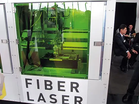 Source laser fibre, soudage par friction malaxage et perçage robotisé chez FANUC