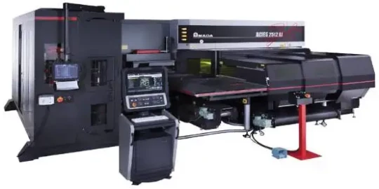 Une poinçonneuse avec de la découpe laser fibre - AMADA