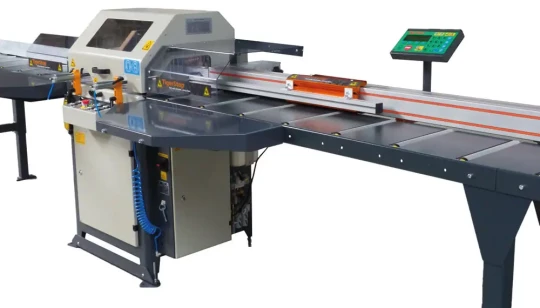 Machine pour la coupe de métaux non ferreux avec ou sans centre de perçage