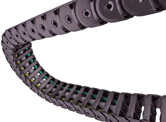 Chaines porte-câbles pour les espaces d'installation confinés