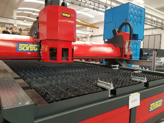 Machine de coupage de plaques ainsi que de tubes cylindriques et carrés