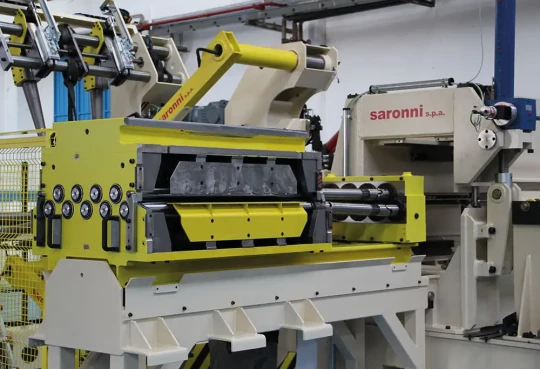 Redresseur de tôle avec changement automatique des rouleaux