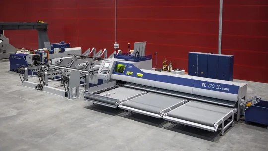 Machine de découpe laser pour tubes avec source fibre et tête 3D