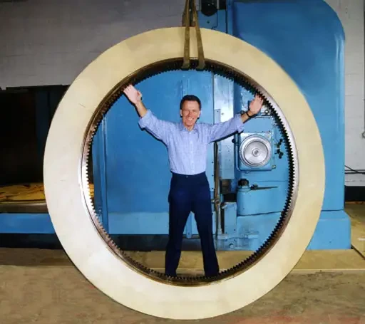 Spécial INDUSTRIE 2004 : CHIMLEY TECHNOLOGIES présente Braketex, la première garniture de friction au monde 100% fibres composite Kevlar, destinée aux systèmes d'embrayage/frein sur presses à emboutir