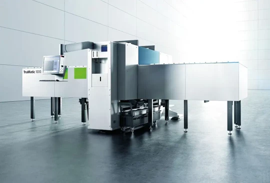 Machine de poinçonnage et de découpe laser avec une source de 3 kW