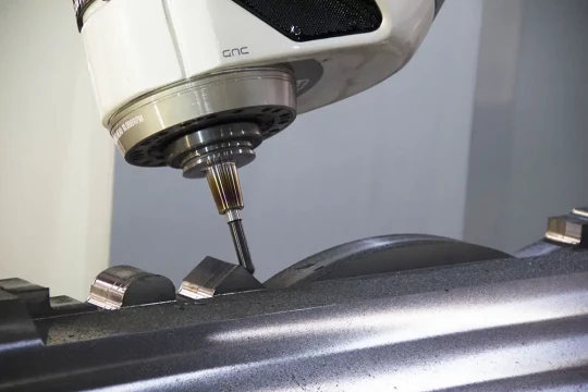 Tête de fraisage avec précision d'indexation de 0,02°, rotation à 10 000 t/min