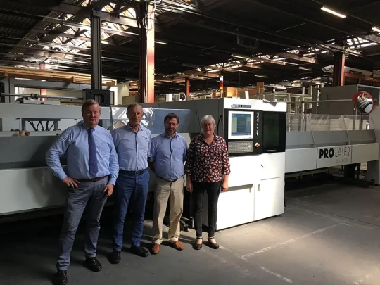 Une machine de découpe laser compact avec chargement et déchargement