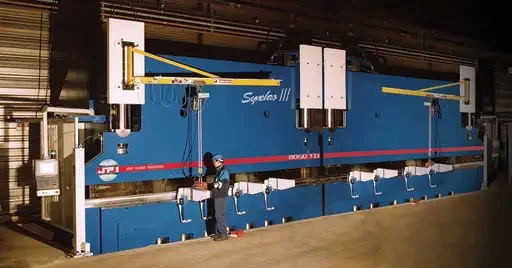 Spécial INDUSTRIE 2004 : JEAN PERROT INDUSTRIES présentera sa nouvelle gamme de presses plieuses et de cisailles