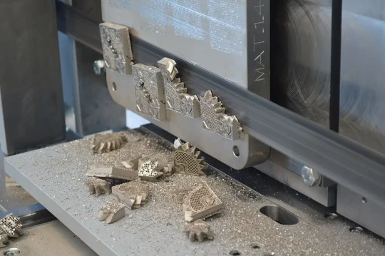 Scie à ruban automatique à 90° puissante