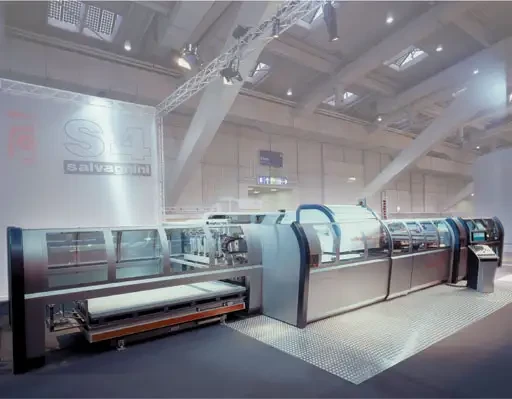 Spécial INDUSTRIE 2004 : SALVAGNINI présente pour la première fois en France la toute nouvelle version de sa poinçonneuse-cisaille S4N, en exposant une machine destinée à un client français
