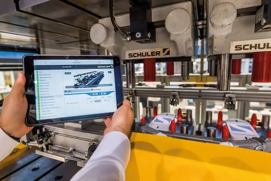 Servo-presse mise en réseau avec programmation ou sélection des courbes