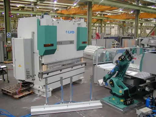 Spécial INDUSTRIE 2004 : mise en oeuvre universelle du pliage robotisé sur le stand LVD