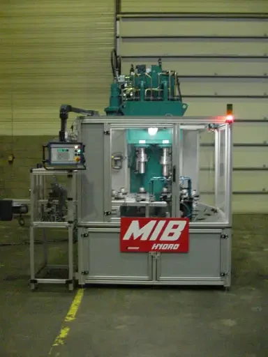 Spécial INDUSTRIE 2004 : une ligne compacte pour opérations de rétreint et calibrage sur silentbloc avec poste de gravage sera présentée sur le stand MIB HYDRO