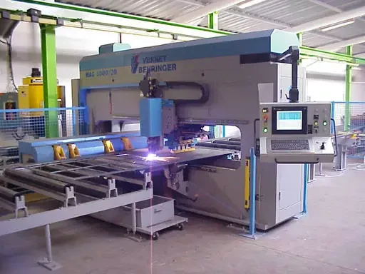 Spécial INDUSTRIE 2004 : un centre d'usinage pour tôle et un portique de sciage perçage sur le stand VERNET BEHRINGER