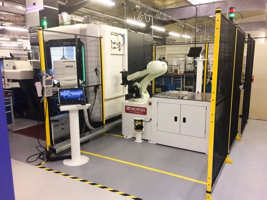 Un centre d'usinage avec un robot de chargement déchargement Robotflex