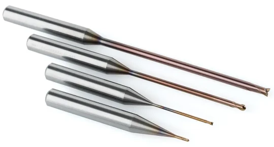 Outils pour micro-usinage avec une visibilité réduite de la pièce et de l'outil