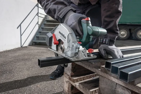 Scie circulaire portative sans fil à métaux pour tubes, profils, grilles, tôles