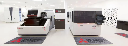 Machine d'électroérosion accessible à une main d'œuvre moins spécialisée