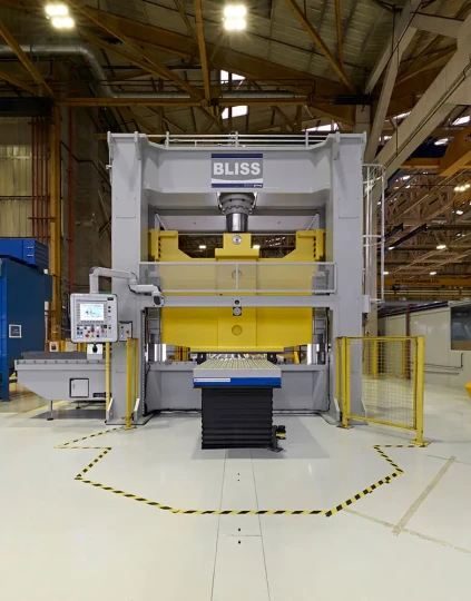 Cette presse simplifie les opérations complexes de formage en sortie d'usinage