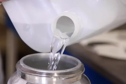 Lubrifiant non-huileux pour le découpage, l'emboutissage, le profilage ou le pliage