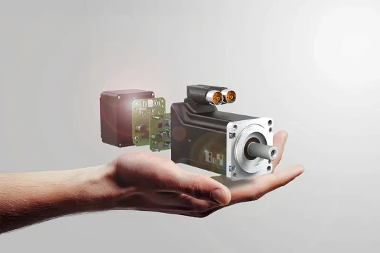 Moteurs avec servo-variateur intégré et aux dimensions particulièrement réduites
