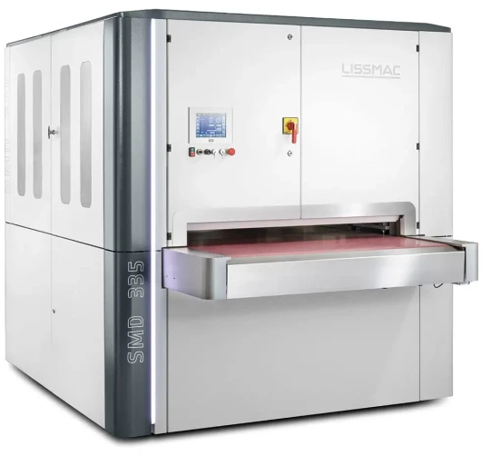 Machine d'ébavurage avec une largeur de travail importante et un arrondi des contours maximum