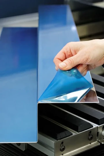 Pelage simplifié des films de protection sur tôles