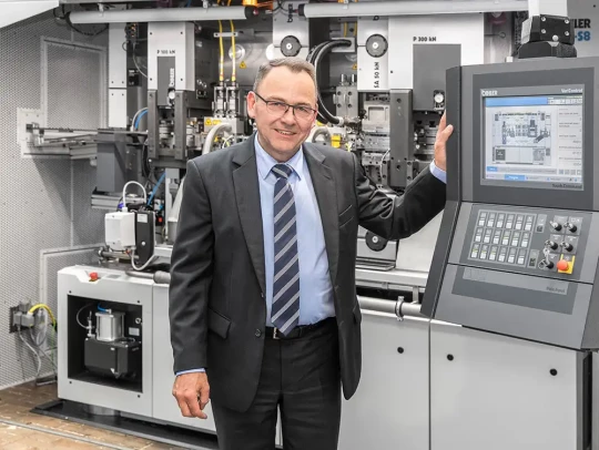 Fabrication de connecteurs sur une machine à coulisseaux multiples