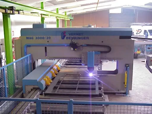 MAG B de VERNET BEHRINGER, une gamme de machines combinées (poinçonnage, perçage, marquage, oxycoupage, découpe plasma) pour tôles fortes