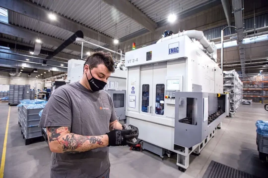 Centre de tournage vertical automatisé pour l'usinage d'arbres