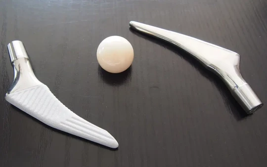 Un centre bi-broche avec magasin de 74 outils et un convoyage automatique des pièces