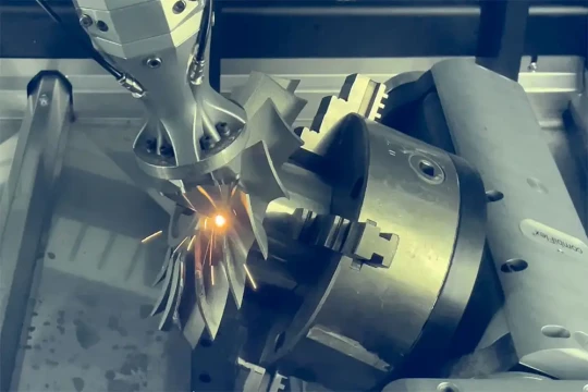 Fusion laser sur lit de poudre et dépôt par énergie directe