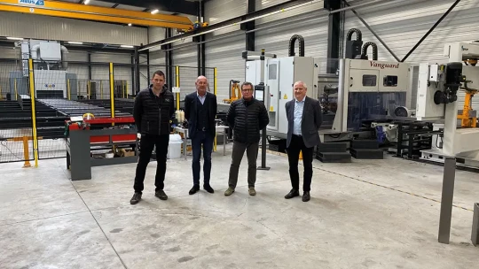 Un atelier de construction métallique avec grenaillage, perçage et sciage de profilés
