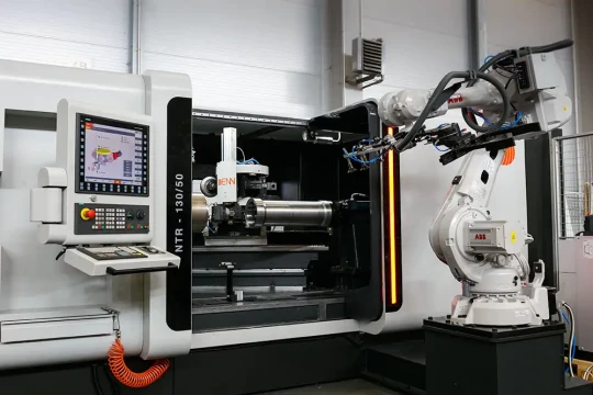 Tour à repousser avec robot de chargement déchargement