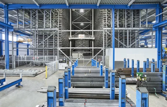 Le négociant en acier Hagelauer Dewald mise sur le magasin à grands rayonnages de KASTO en combinaison avec un centre de sciage