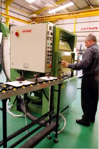 Nouveau système d'ébavurage avec séchage avant sablage chez GUYSON