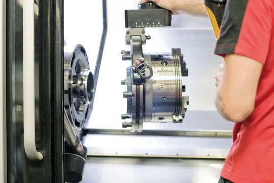 usiner des pièces plus longues et de grand diamètre dans des machines à faible encombrement