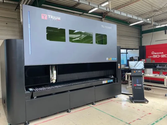 Machine de découpe laser fibre avec un faible encombrement au sol