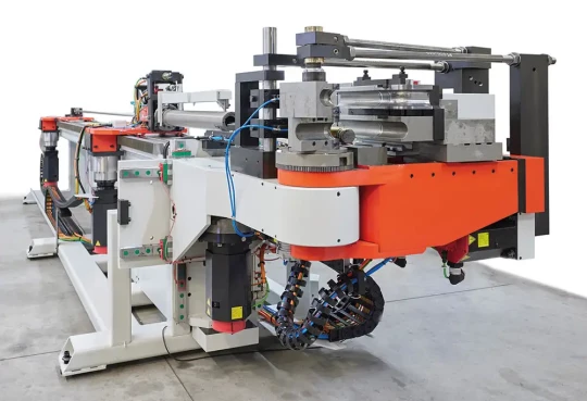 centre de cintrage/roulage tout électrique en version 11 axes et équipé d’un système de poinçonnage